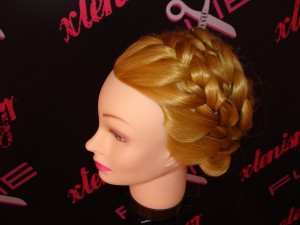 Ανάλαφρο καλοκαιρινό χτένισμα [Messy cute Updo]